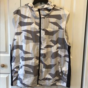 Sleeveless windbreaker with good